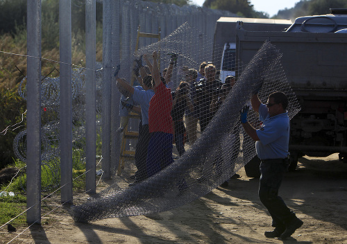 Maďarsku sa podarilo dokončiť plot proti migrantom.