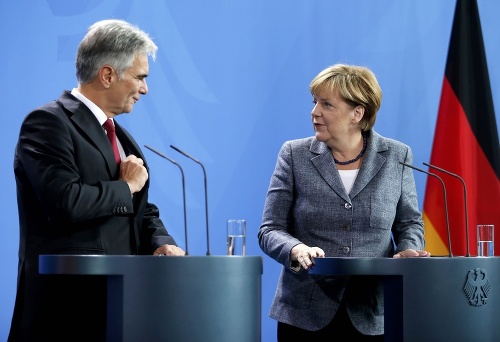 Nemecká kancelárka Angela Merkelová and rakúsky kancelár Werner Faymann (vľavo) 