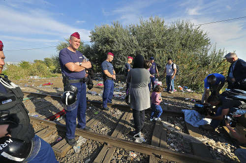 Maďarskí policajti a vojaci v Röszke dostali príkaz byť ľudskí, ale nekompromosní. Plač, prosby ani vyhrážky už nepomôžu utečencom vstúpiť na územie za plotom.