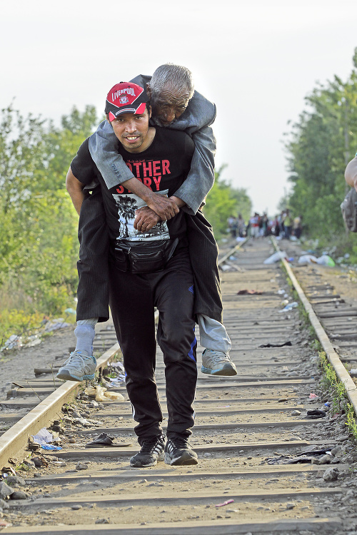 Od pondelka je nelegálny vstup na územie Maďarska trestným činom. Migranti začínajú hľadať nové koridory.