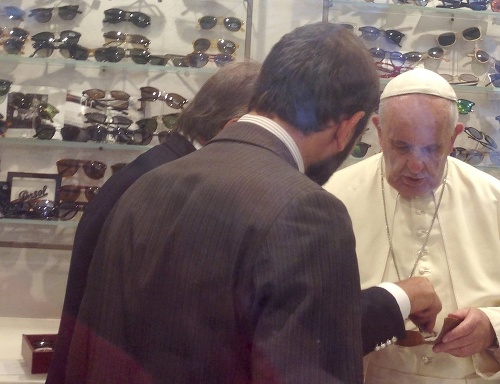 Pápež František si vyberal okuliare.