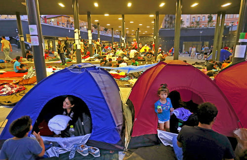 Fotografie z hlavnej stanice v Budapešti: Stovky migrantov tu čakajú na svoj vlak k lepšej budúcnosti.