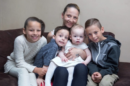 Nina so svojimi deťmi: (zľava) Tamzin Catherine Mulhall, 9, Reegon Derek Mulhall, 6, Isla Kora Keetley, 17 mesiacov a Colby Joe Mulhall, 10.