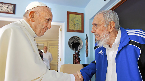 Castro sa stretol s pápežom v bunde Adidas.