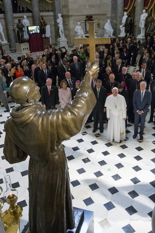 Pápež František  stojí pred sochou Junipera Serru, františkánskeho mnícha španielskeho pôvodu.