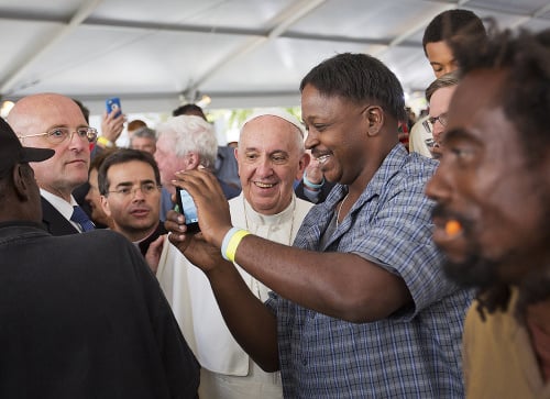 Pápež František  sa fotí s Michaelom Brownom.