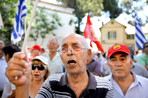 Grécko je rozdelené, v demonštráciách pred referendom sa pobili oba tábory.