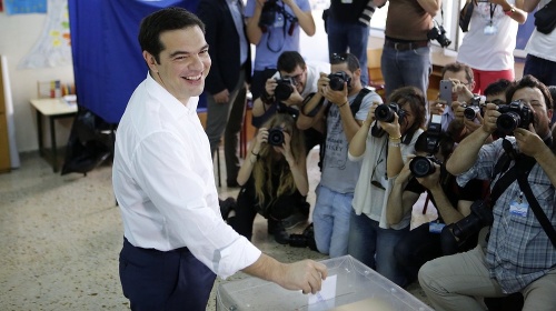 Možno smiech a dobrá nálada gréckeho premiéra prejdú, aj keď ho Gréci podporujú.