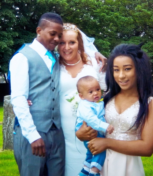 Kompletná rodinka na svadbe: Loric, Angharad, syn Tyrese a dcéra Daisy.