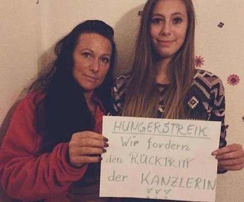 Ženy protestujú proti rozhodnutiu nemeckej kancelárky. 