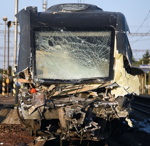 Pohľad na zničený predok vlaku.