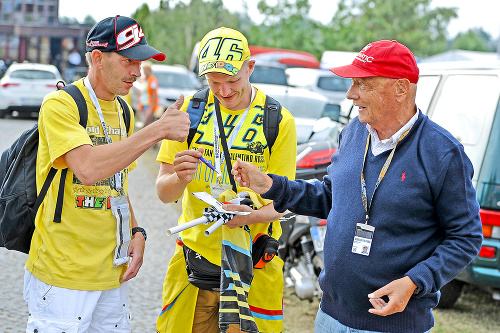 Niki Lauda (vpravo) najskôr podebatoval s fanúšikmi...