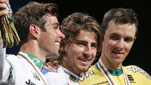 Slovák Peter Sagan (uprostred) dosiahol obrovský úspech, keď sa v Richmonde stal novým majstrom sveta v cestnej cyklistike - pretekoch s hromadným štartom mužov elite.