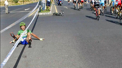 Sagan sa ocitol na asfalte po kolízii so sprievodnou motorkou.