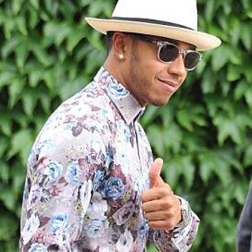 Lewis Hamilton chcel v čestnej lóži v tomto oblečení sleodvať finále. FOTO: yahoo.com
