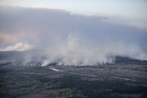 krajinským hasičom sa v stredu podarilo zastaviť šírenie lesného požiaru k zakázanej zóne okolo havarovanej jadrovej elektrárne v Černobyli. 