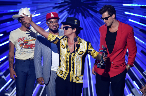 Bruno Mars (v strede) a Mark Ronson (vpravo) si prevali cenu za najelpší videoklip mužských interpretov 'Uptown Funk'.