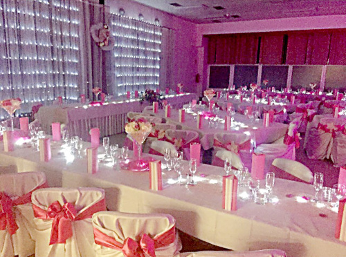 Svadobná výzdoba bola v Zuzinej obľúbenej ružovej farbe.
