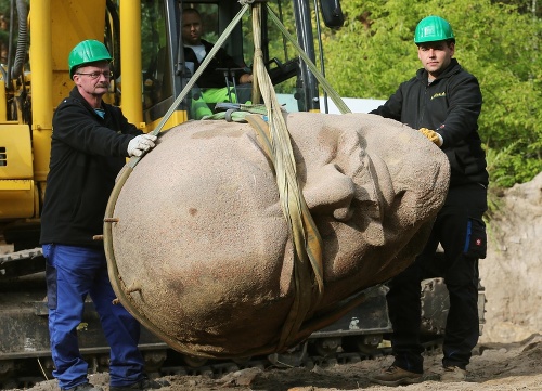 Hlava sochy Lenina, ktorá pôvodne merala úctyhodných 19 metrov.