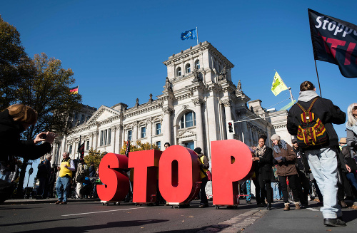 Ľudia v Berlíne protestovali proti pripravovanej dohode EÚ o voľnom obchode so Spojenými štátmi.