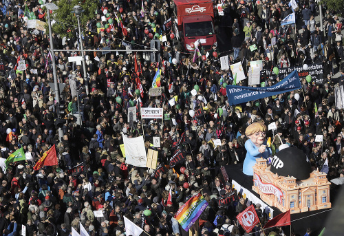 Ľudia v Berlíne protestovali proti pripravovanej dohode EÚ o voľnom obchode so Spojenými štátmi.
