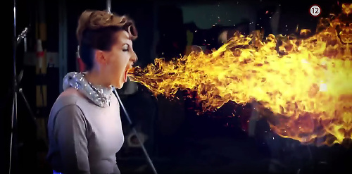 Vo videu speváckej šou Klára Vytisková tiež chŕli oheň. 