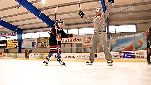 Praví hokejisti: Dvaja kamaráti si spolu zahrali hokej.