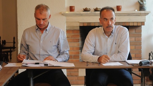 Na snímke prezident Slovenského zväzu ľadového hokeja (SZĽH) Igor Nemeček (vpravo) a generálny sekretár SZĽH Róbert Pukalovič.
