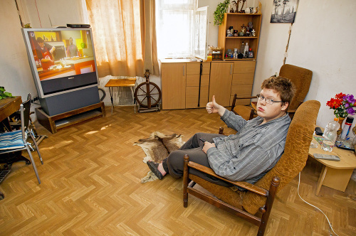 Počas návštevy si Jožko pozrel v televízii sám seba. 