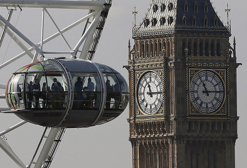 Návštevníci sa pozerajú z vyhliadkovej atrakcie London Eye na vežu Big Ben.