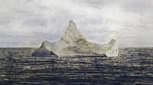 Ľadovec mal na sebe po kolízii s Titanicom červené čiary.