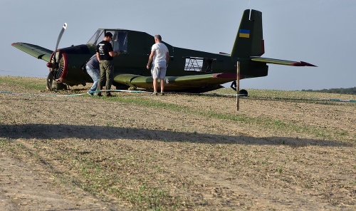 Lietadlo s ukrajinskou vlajkou na chvoste, ktoré pravdepodobne núdzovo pristálo na poli nad obcou Nižný Hrušov.