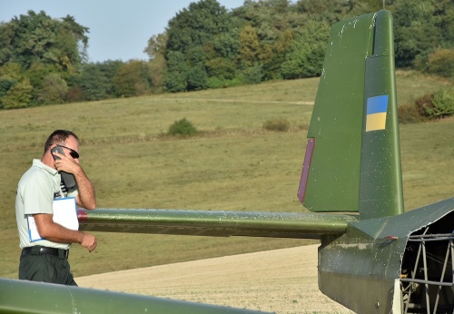 Lietadlo s ukrajinskou vlajkou na chvoste, ktoré pravdepodobne núdzovo pristálo na poli nad obcou Nižný Hrušov.