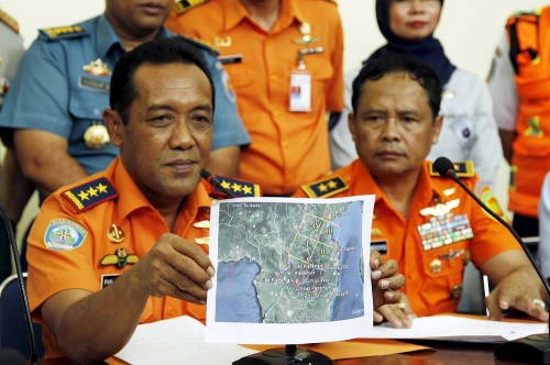 Vedúci indonézskeho vyšetrovacieho tímu ukazuje koordináty pre pátranie po zmiznutom lietadle.