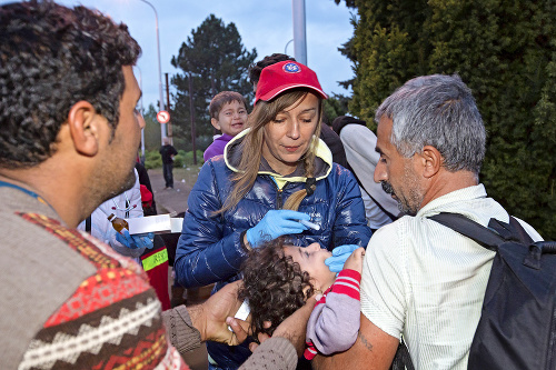 Vydržať: Malé deti majú horúčky. Detská lekárka im musí dať antibiotiká, ktoré si berú aj so sebou.