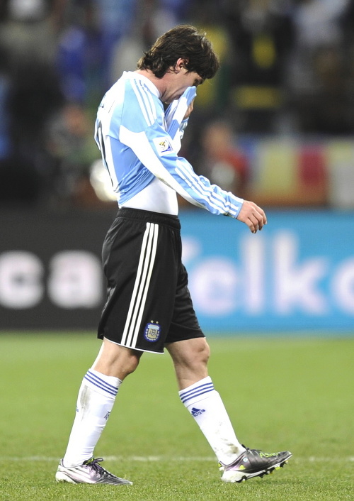 Lionel Messi skrýval slzy sklamania už pri odchode z ihriska...