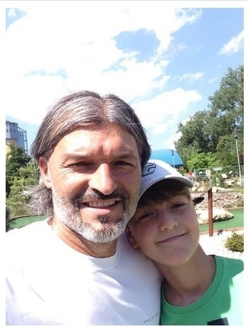Pavel Srníček so synom Maxom.