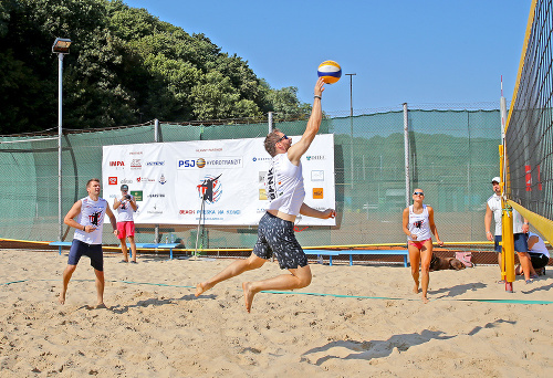 Záver športového leta už tradične patrí aj turnaju v plážovom volejbale.