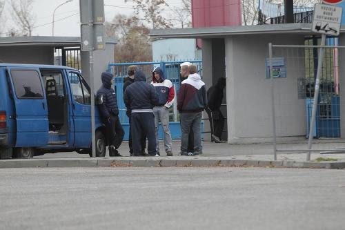 ÚDERKA: Títo siláci včera nedovolili nikomu kúpiť si lístok na futbal do Trnavy...