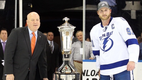 Steven Stamkos (vpravo) pri trofeji za triumf vo Východnej konferencii NHL