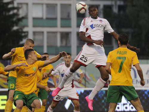 Trenčan Wesley Moraes (druhý sprava) a trojica Žilinčanov Jakub Paur (vpravo), Denis Vavro (vľavo) a Róbert Mazáň (druhý zľava) v zápase 10. kola futbalovej Fortuna ligy AS Trenčín - MŠK Žilina.