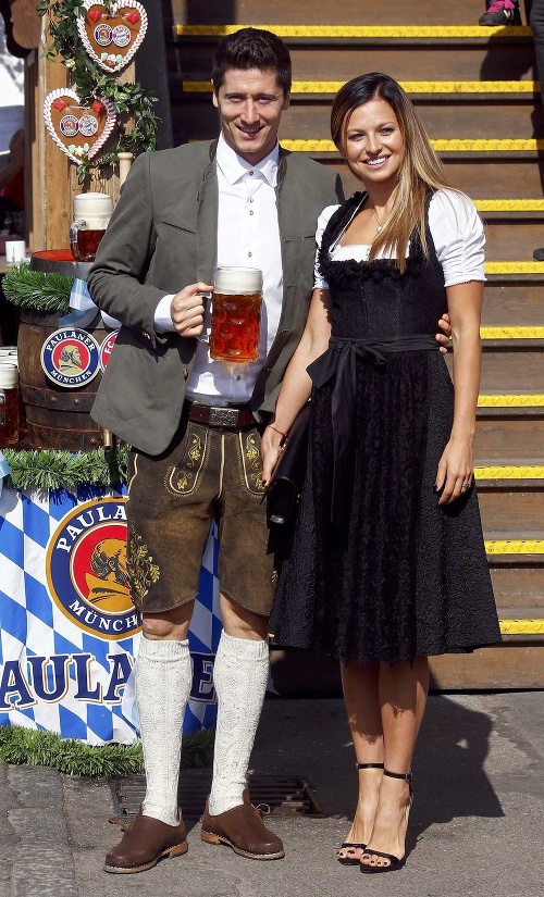 Robert Lewandowski s manželkou Annou oslávili jeho desať gólov za 185 minút ako sa patrí. 