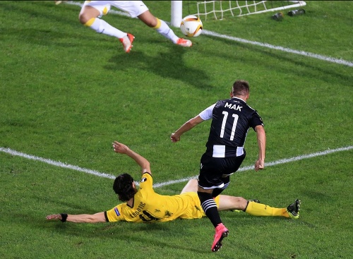 Róbert Mak (číslo 11) z PAOK Solún strieľa gól proti Borussi Dortmund. 