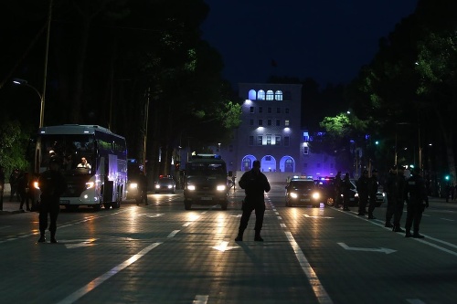 Albánska polícia sprevádza autobus s akreditovanými srbskými novinármi pred hotelom v Tirane.