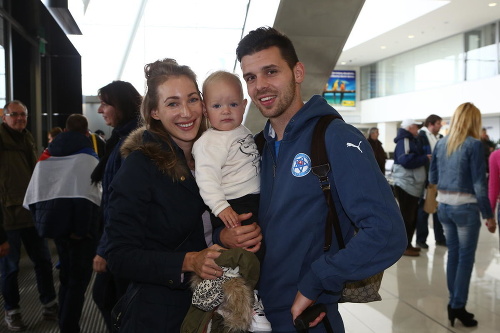 Michala Ďuriša čakala na letisku manželka Romana s dcérkou.