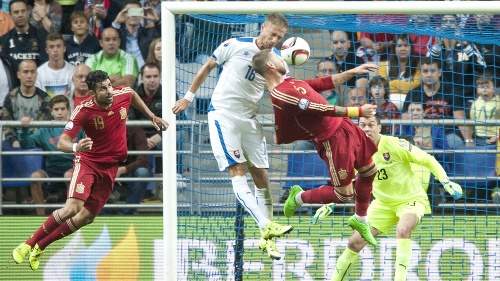 Na snímke druhý zľava Kornel Saláta (Slovensko), vľavo Diego Costa a vpravo Sergio Busquets (obaja Španielsko).