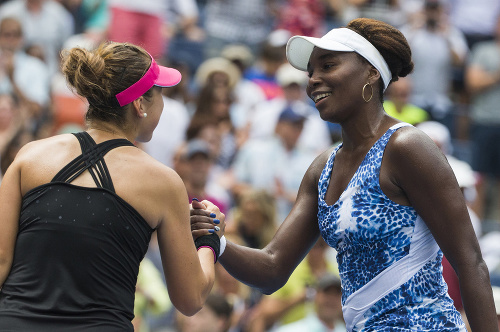 Venus Williamsová sa stala treťou osemfinalistkou ženskej dvojhry, porazila Belindu Benčičovú.