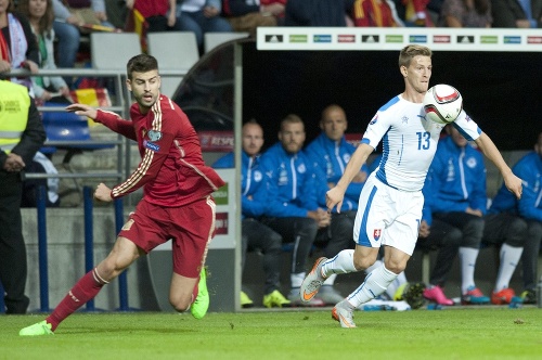 Na snímke vpravo Patrik Hrošovský (Slovensko) a vľavo Gerard Pique (Španielsko) bojujú o loptu.