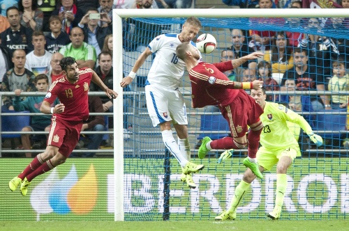 Na snímke druhý zľava Kornel Saláta (Slovensko), vľavo Diego Costa a vpravo Sergio Busquets (obaja Španielsko).