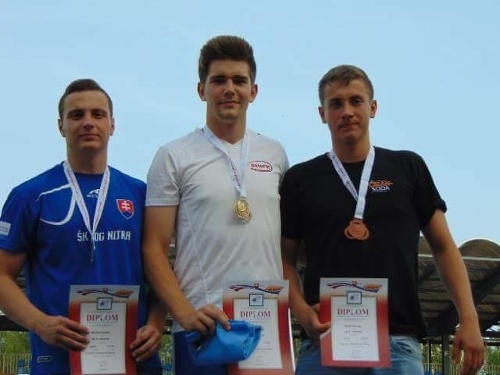 Adrián sa stal majstrom Slovenska vo vrhu guľou, tretí skončil jeho kamarát Šimon Šust, s ktorým aj trénuje.